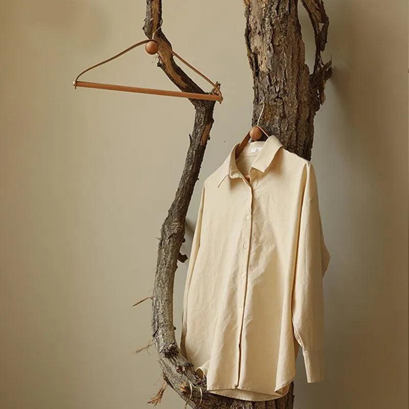 Cintre en Bois et Cuir – Organisateur Élégant et Vintage