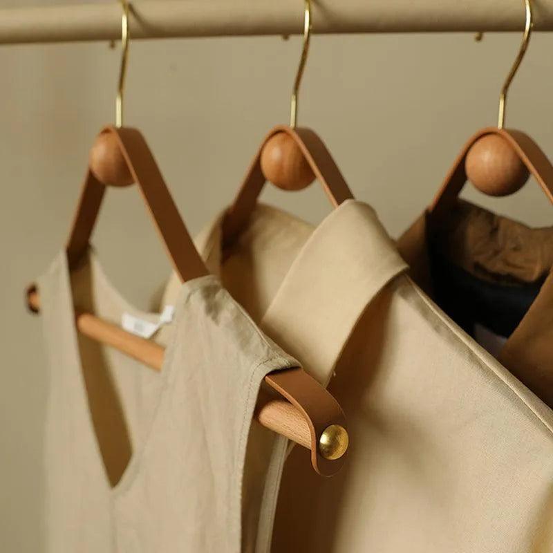 Cintre en Bois et Cuir – Organisateur Élégant et Vintage