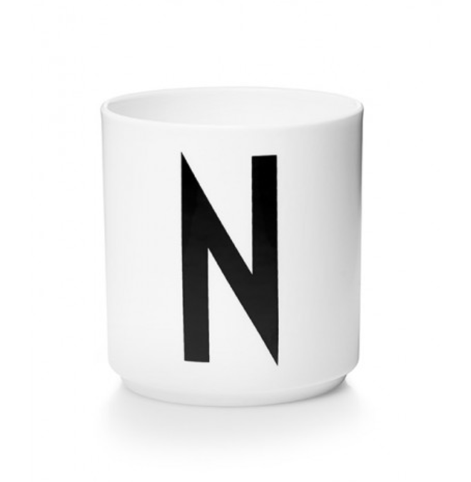 Tasse en porcelaine personnalisée avec lettre – Élégance typographique inspirée du design scandinave