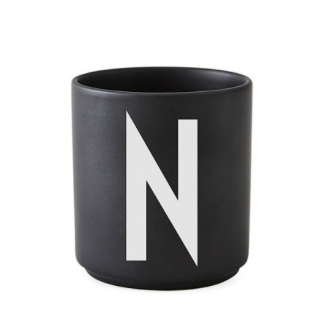 Tasse en porcelaine personnalisée avec lettre – Élégance typographique inspirée du design scandinave