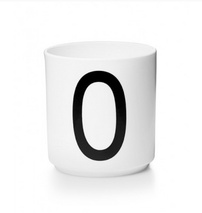Tasse en porcelaine personnalisée avec lettre – Élégance typographique inspirée du design scandinave