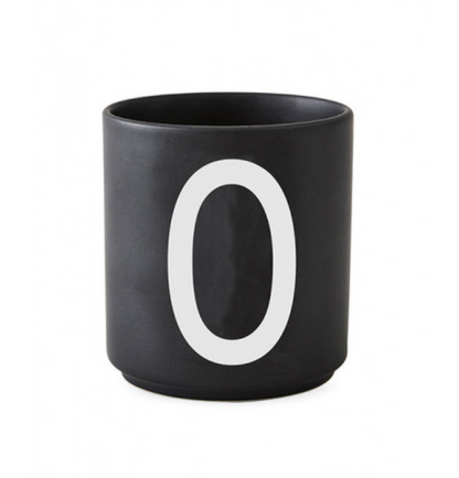 Tasse en porcelaine personnalisée avec lettre – Élégance typographique inspirée du design scandinave