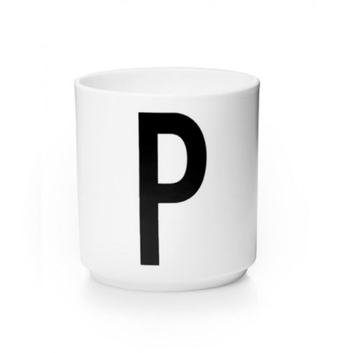 Tasse en porcelaine personnalisée avec lettre – Élégance typographique inspirée du design scandinave
