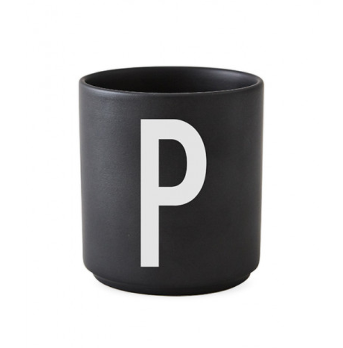 Tasse en porcelaine personnalisée avec lettre – Élégance typographique inspirée du design scandinave