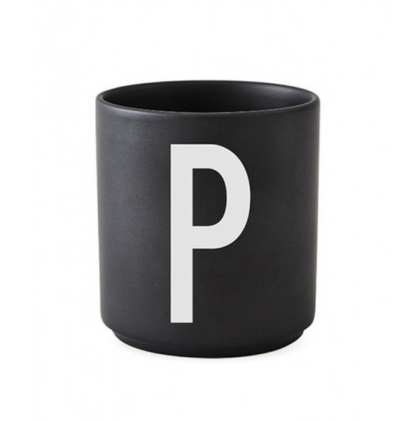 Tasse en porcelaine personnalisée avec lettre – Élégance typographique inspirée du design scandinave