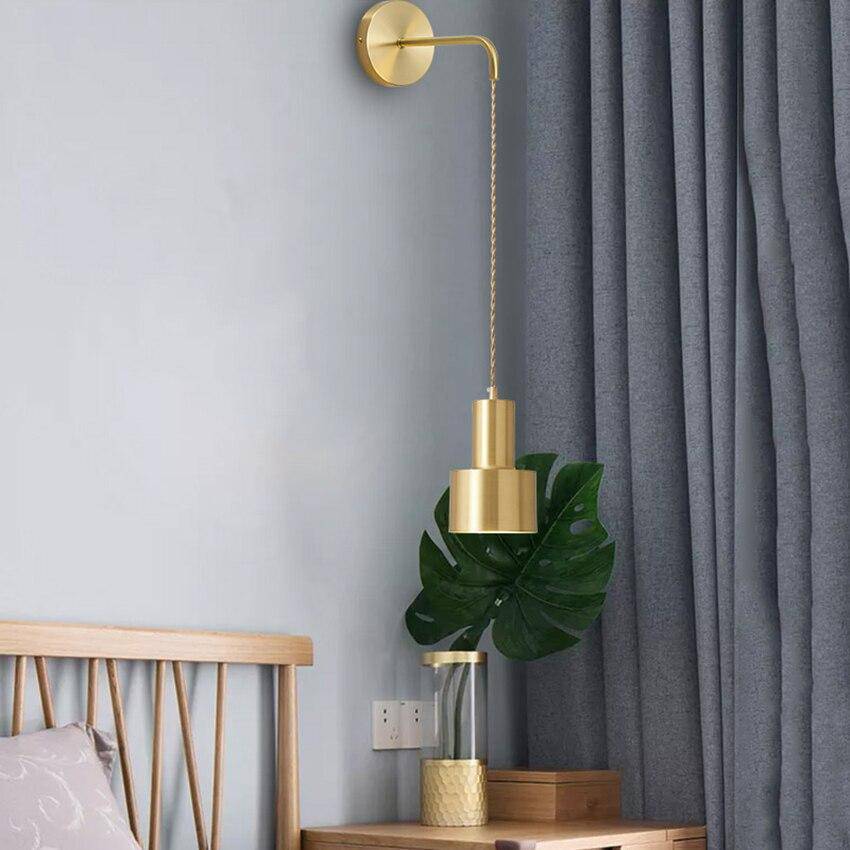 Applique murale dorée avec lampe suspendue - Élégance et Lumière Raffinée