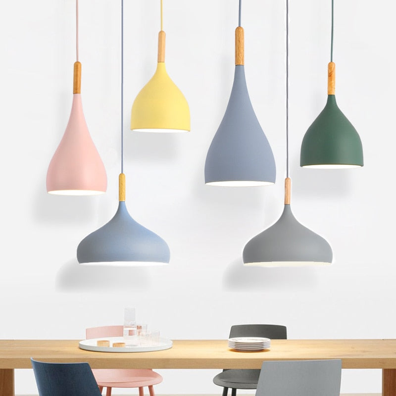 Suspension LED en Métal Coloré et Bâton en Bois Nordic - Élégance Scandinave Moderne