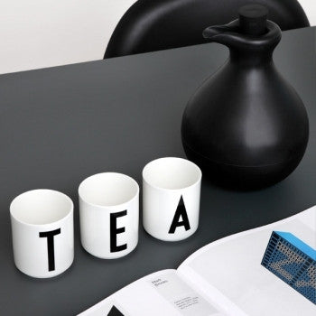 Tasse en porcelaine personnalisée avec lettre – Élégance typographique inspirée du design scandinave