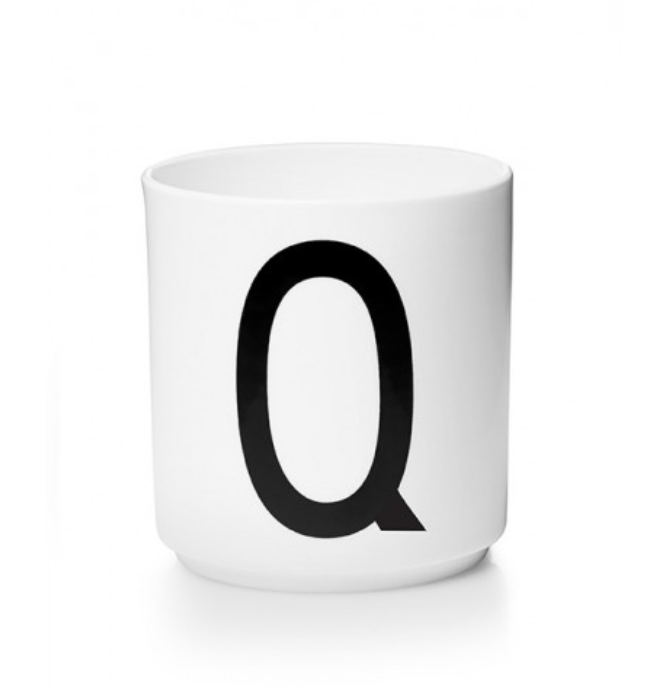Tasse en porcelaine personnalisée avec lettre – Élégance typographique inspirée du design scandinave