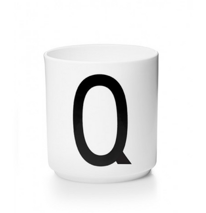 Tasse en porcelaine personnalisée avec lettre – Élégance typographique inspirée du design scandinave