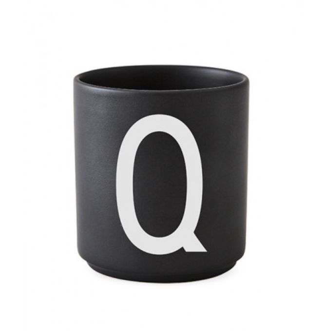 Tasse en porcelaine personnalisée avec lettre – Élégance typographique inspirée du design scandinave