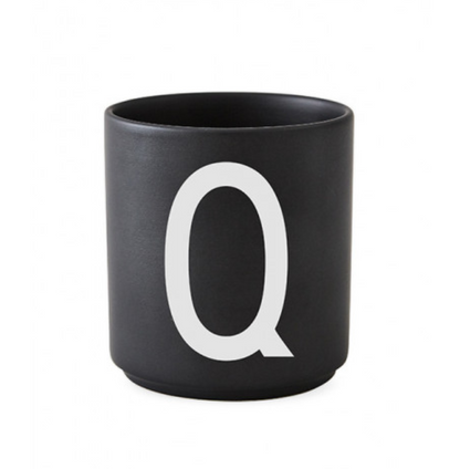 Tasse en porcelaine personnalisée avec lettre – Élégance typographique inspirée du design scandinave