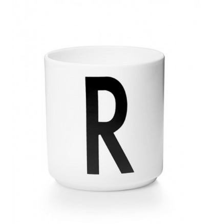 Tasse en porcelaine personnalisée avec lettre – Élégance typographique inspirée du design scandinave