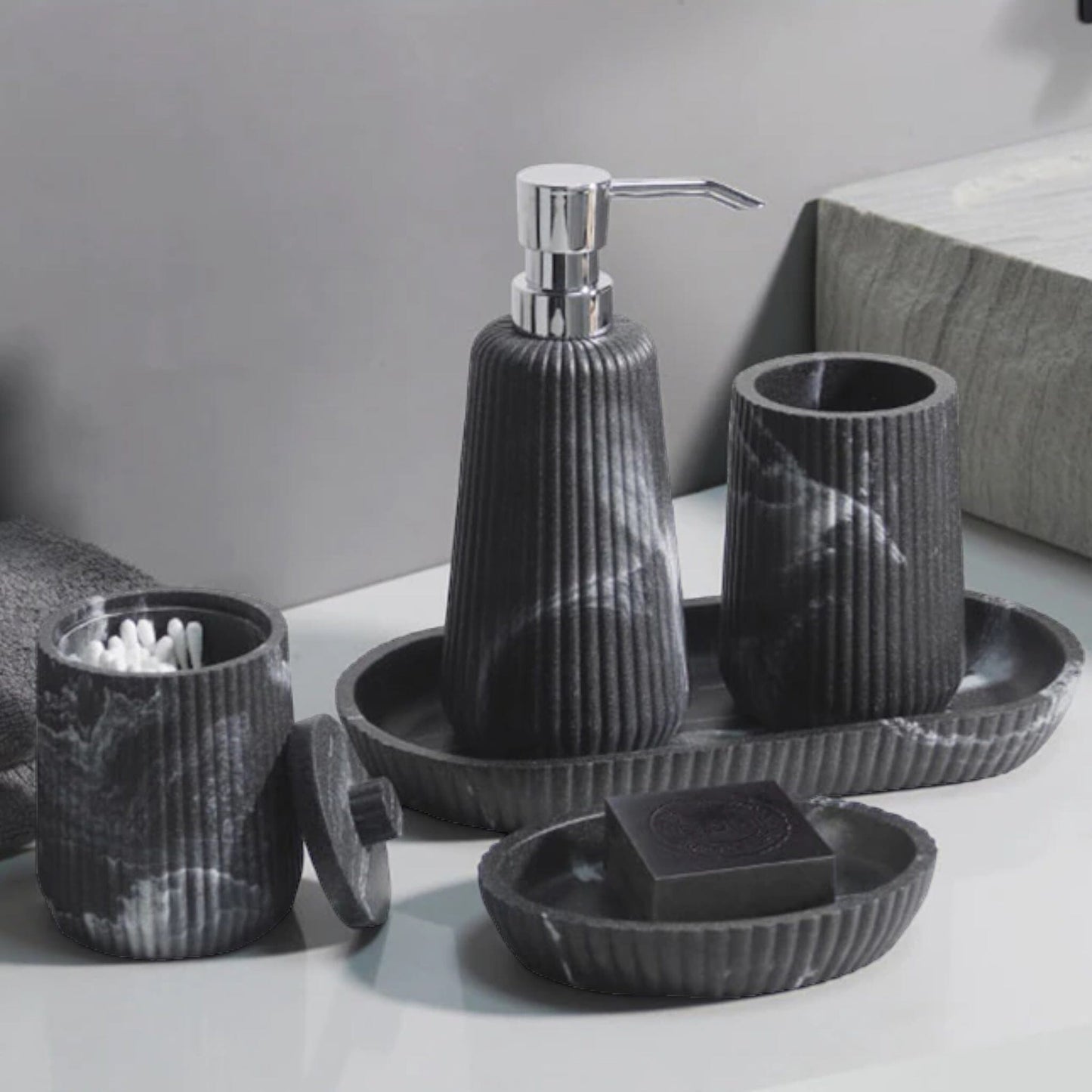 Ensemble d’Accessoires de Salle de Bain en Grès – Élégance Sculptée au Style Nordique