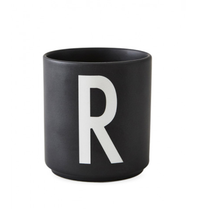 Tasse en porcelaine personnalisée avec lettre – Élégance typographique inspirée du design scandinave