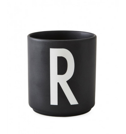 Tasse en porcelaine personnalisée avec lettre – Élégance typographique inspirée du design scandinave