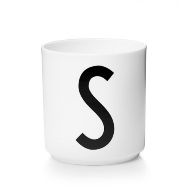 Tasse en porcelaine personnalisée avec lettre – Élégance typographique inspirée du design scandinave