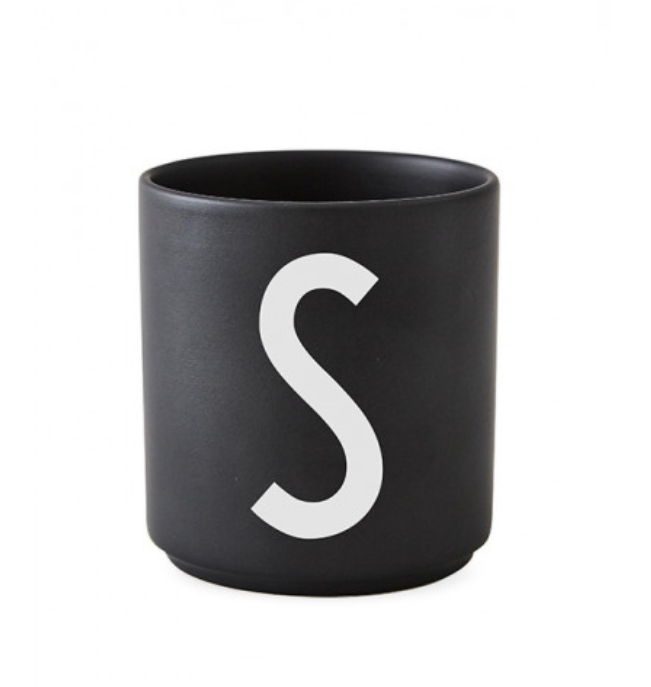 Tasse en porcelaine personnalisée avec lettre – Élégance typographique inspirée du design scandinave