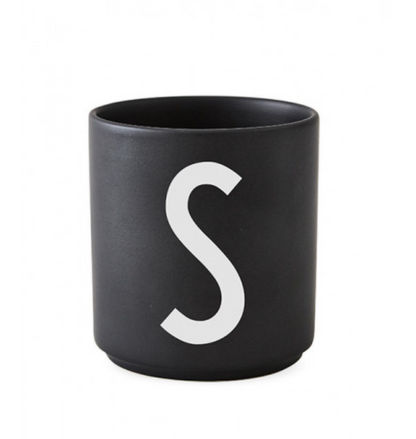 Tasse en porcelaine personnalisée avec lettre – Élégance typographique inspirée du design scandinave