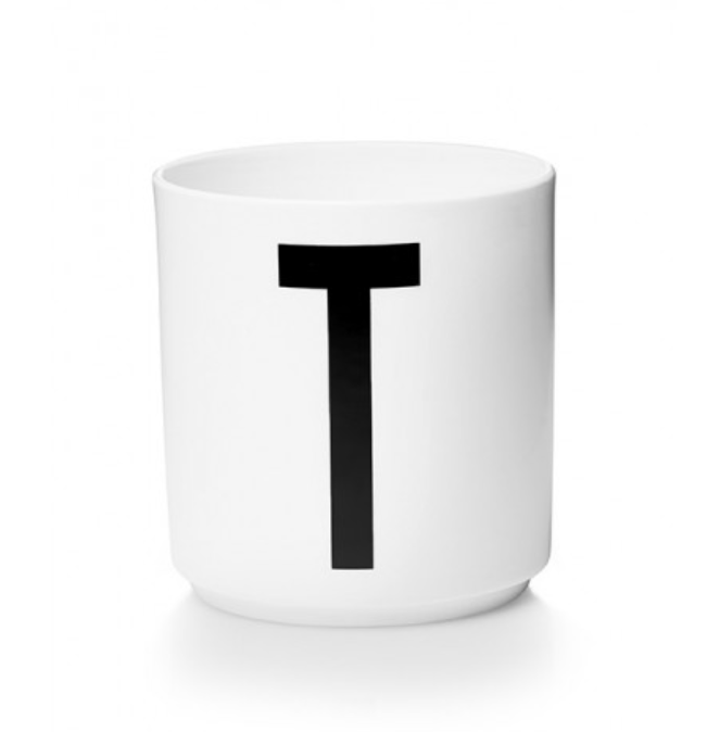 Tasse en porcelaine personnalisée avec lettre – Élégance typographique inspirée du design scandinave