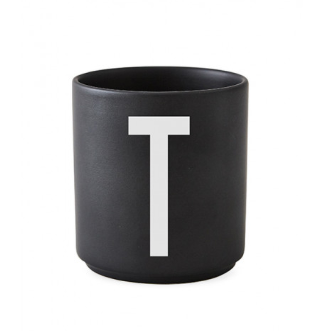 Tasse en porcelaine personnalisée avec lettre – Élégance typographique inspirée du design scandinave