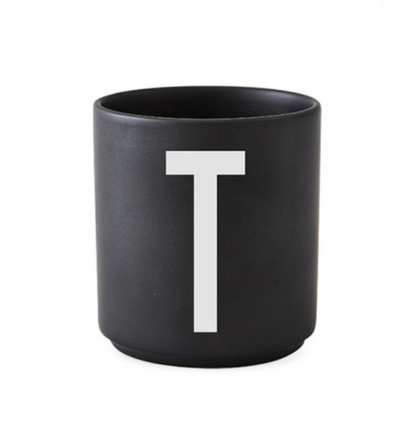 Tasse en porcelaine personnalisée avec lettre – Élégance typographique inspirée du design scandinave
