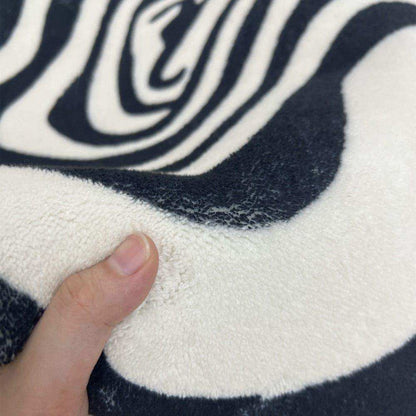 Tapis Illusion Optique Noir et Blanc – Design Moderne Antidérapant