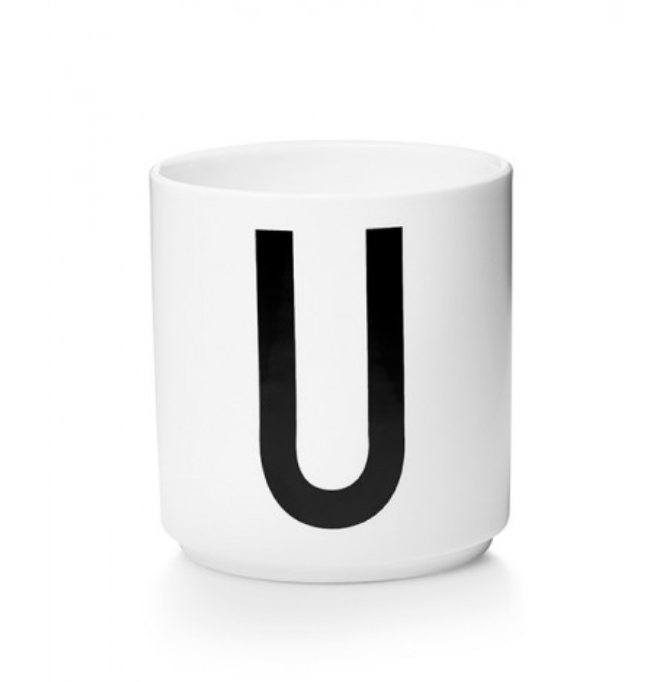 Tasse en porcelaine personnalisée avec lettre – Élégance typographique inspirée du design scandinave