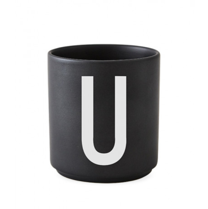 Tasse en porcelaine personnalisée avec lettre – Élégance typographique inspirée du design scandinave