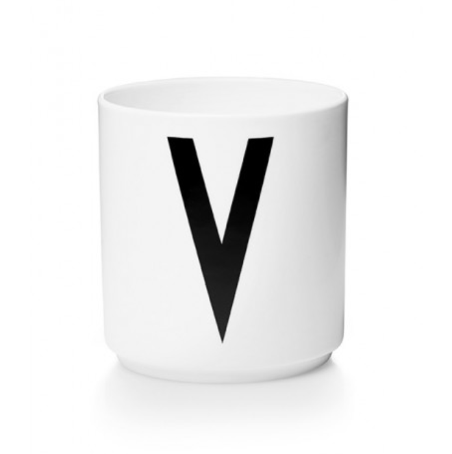 Tasse en porcelaine personnalisée avec lettre – Élégance typographique inspirée du design scandinave