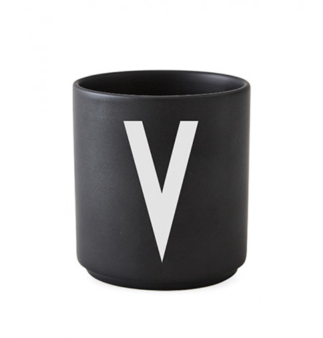 Tasse en porcelaine personnalisée avec lettre – Élégance typographique inspirée du design scandinave