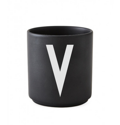 Tasse en porcelaine personnalisée avec lettre – Élégance typographique inspirée du design scandinave