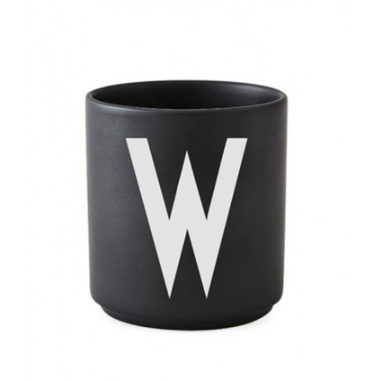Tasse en porcelaine personnalisée avec lettre – Élégance typographique inspirée du design scandinave