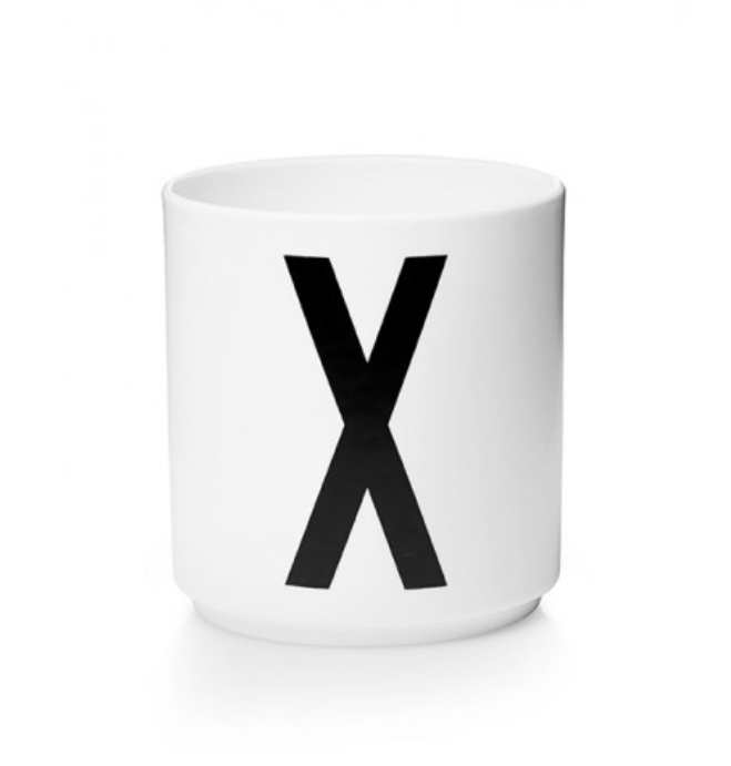 Tasse en porcelaine personnalisée avec lettre – Élégance typographique inspirée du design scandinave