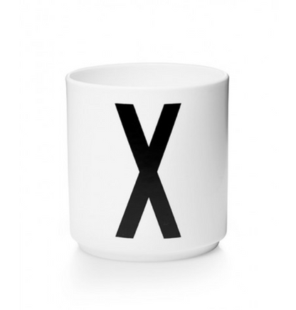 Tasse en porcelaine personnalisée avec lettre – Élégance typographique inspirée du design scandinave