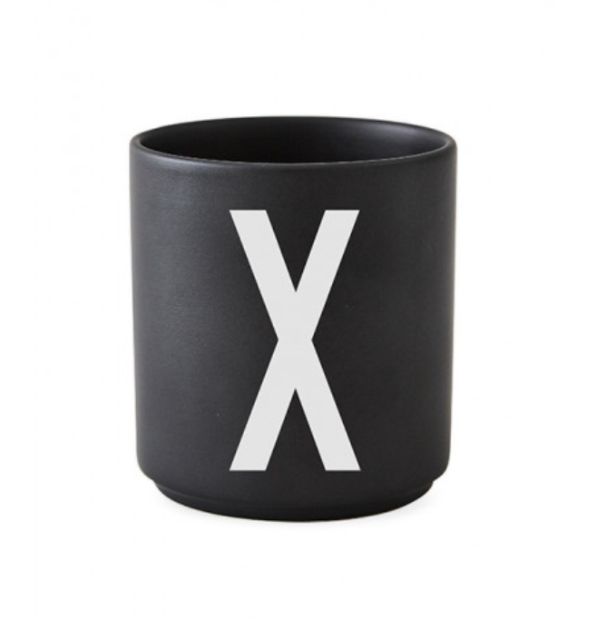 Tasse en porcelaine personnalisée avec lettre – Élégance typographique inspirée du design scandinave