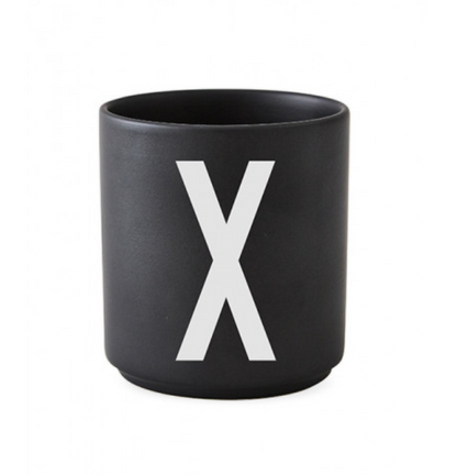 Tasse en porcelaine personnalisée avec lettre – Élégance typographique inspirée du design scandinave
