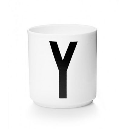 Tasse en porcelaine personnalisée avec lettre – Élégance typographique inspirée du design scandinave