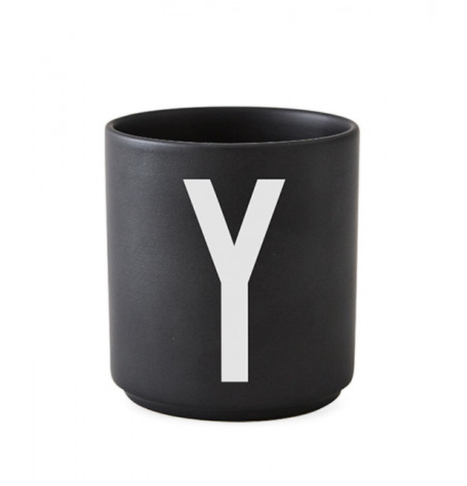 Tasse en porcelaine personnalisée avec lettre – Élégance typographique inspirée du design scandinave