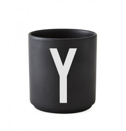 Tasse en porcelaine personnalisée avec lettre – Élégance typographique inspirée du design scandinave