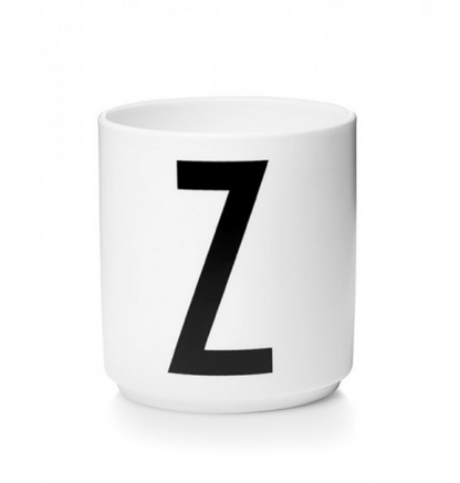 Tasse en porcelaine personnalisée avec lettre – Élégance typographique inspirée du design scandinave