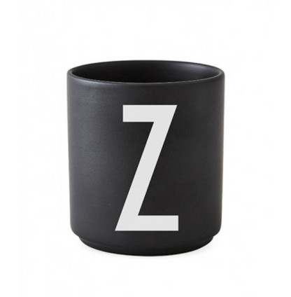 Tasse en porcelaine personnalisée avec lettre – Élégance typographique inspirée du design scandinave
